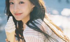 胡连馨：阳光下甜笑回眸，手拿冰淇淋尽显楚楚动人
